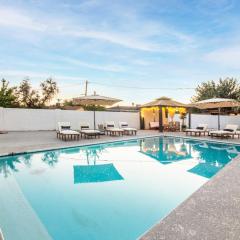 5BR with Heated Pool and BBQ - Sleeps 12 - Near Trails