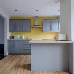 Anjore House - Modern Home walking to City Centre with Parking