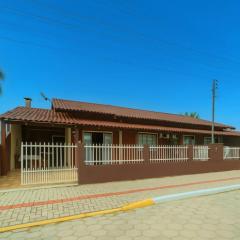 Casa a 2 quadras da Praia de Zimbros RW2724