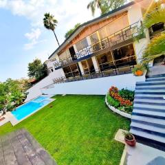 Espectacular casa con jardín y alberca privada