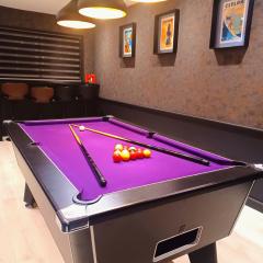 Richmond Cottage - Brand New 4BR Holiday Home, just 3 minutes from the beach with Pool Table and Free Parking