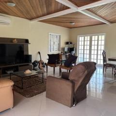 Casa com piscina e churrasqueira para familia