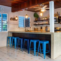 Compound sleeps 20, bedrooms with AC, Gated Parking and hot baths