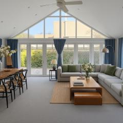 Elegant Art Deco Gem Cosy 3BR Retreat