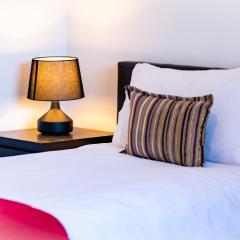 Airport Home, Free Parking, Sleeps 6, Near City