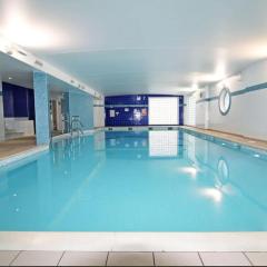 1-Bed with Pool, Gym & Sauna Access by Cardiff Bay