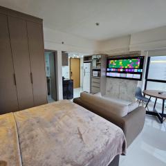 Tropical Executive Flat