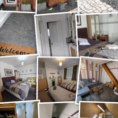 Close to City Center Bungalow walking distance to The Highcross, Abbey Park & Leicester City Long & Short Stays entire apartment with off road parking LE4