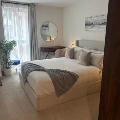 Entire Prestige Apartment in Poole Quay - Free Parking, Fast WiFi, Smart TV & Netflix