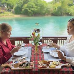 Intimate Riverside Resort Vang Vieng
