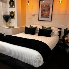 Hidden Gem on Flinders St - Renovated CBD Studio