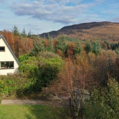 1 Bedroom Cabin with Mountain & Loch Views - Quiet Location between Glencoe & Ben Nevis