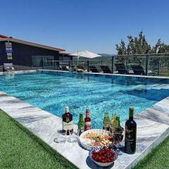 אחוזת אורפז - וילה מדהימה עם בריכה פרטית וג'קוזי בזרעית