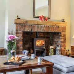 Hot Tub & Furry Friends - Characterful Buxton Home Pass The Keys