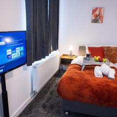 The Pines Villa 1 , Brand New 3BR , Home Cinema, Games & EV , Parking for 4 , Sleeps 10