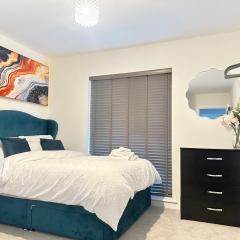 4 Bed House - Sleeps 8 - Pets - Parking - Wifi