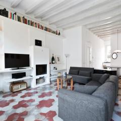 Vintage hideaway central Milan-historic courtyard