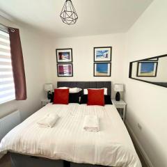 Aisiki Stays Apartment at Chiltern View - 5-Bedroom & 2-Bathroom, Pet-Friendly House with Garden, King Size or Single Beds with Free Wi-Fi and Parking Space