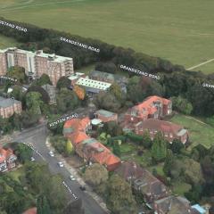 Central 2 Bed Apartment next to Train Station - sleeps 5