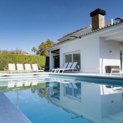 Heated Pool, Jacuzzi, plus Private Guest Apt, Sleeps 15