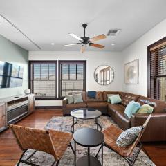 Modern apartment in historic downtown Galveston close to the Strand