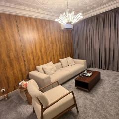 2 bedroom apartment, cozy living room 2 steps from the beach