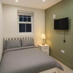 77 Lovely Self-Contained Studio Easy Access to Central London