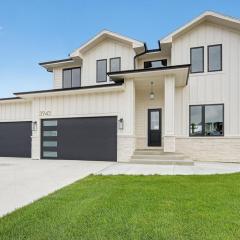 Spacious 6 bed 5 Bath Home, Close to Theatre and Restaurants