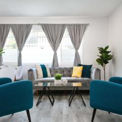 Modern 3BR Apt with Parking in Glendale