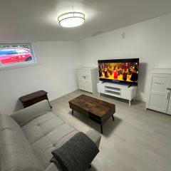 Modern 2 Bedroom Suite, Excellent Location Near Downtown & Airport