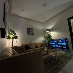 شقه غرفه وصاله وإطلاله وطاولة طعام هاديه وآنيقه