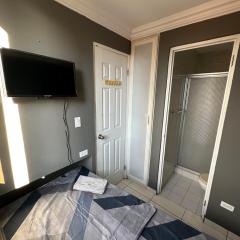 Habitación amueblada con baño privado, céntrica