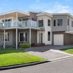 4-Bedroom Family Retreat, Just 50m to Boyds Beach, Kiama Downs