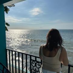Beachfront balcony 2nd floor retreat Sleeps 6