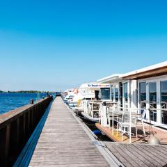 Floating holiday home close to AMS