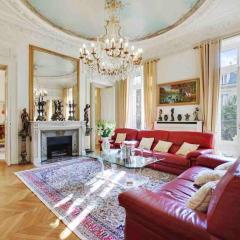 Champs Élysées : Appartement 200 m2 avec balcon