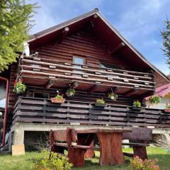 3 Bed Chalet Sleeps 8 -Fireplace & Enclosed Garden