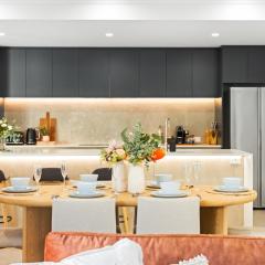 The Scarborough Mirage - Modern elegant home - Heated Pool - Games room - 4BR