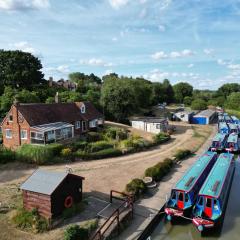 Waterside Cottage - Sleeps 11 on Grand Union Canal