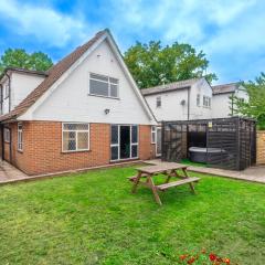 Slough Fun Home with Hot tub, Cine, Garden & Parking