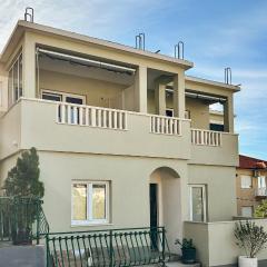 Awesome Apartment In Duce With House Sea View