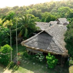Thai House Pu Luong - Century Old Stilt House with Terrace Views