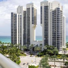 1-Bedroom Apartment with Ocean View and Balcony near Sunny Isles Beach