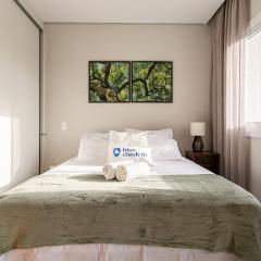 Com linda vista e piscina perto das praias e aeroporto