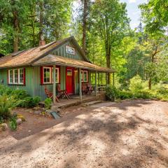 Riverfront Retreat - Mt Hood Views Sleeps 4