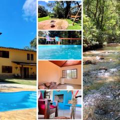 PISCINA AQUECIDA, 5 SUÍTES, trilha privativa até o riacho, Wi-fi, estacionamento, ampla área externa cercada de natureza exuberante - 200m do vilarejo