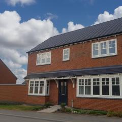 Relaxing 3BR Home wGarden & Parking near M1 and A46
