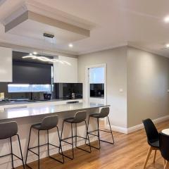 Cheerful 3 bedroom home with free parking on site