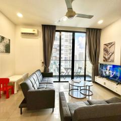 Rare D Pristine 4 bedroom condo opp Legoland, medini mall and gleneagles hospital