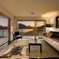 Lakefront Penthouse Apartment with Panoramic view